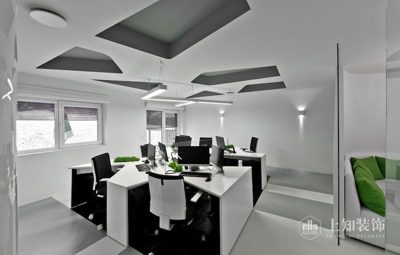 廣州辦公室設(shè)計中巧妙的手法讓辦公室空間擴大.jpg